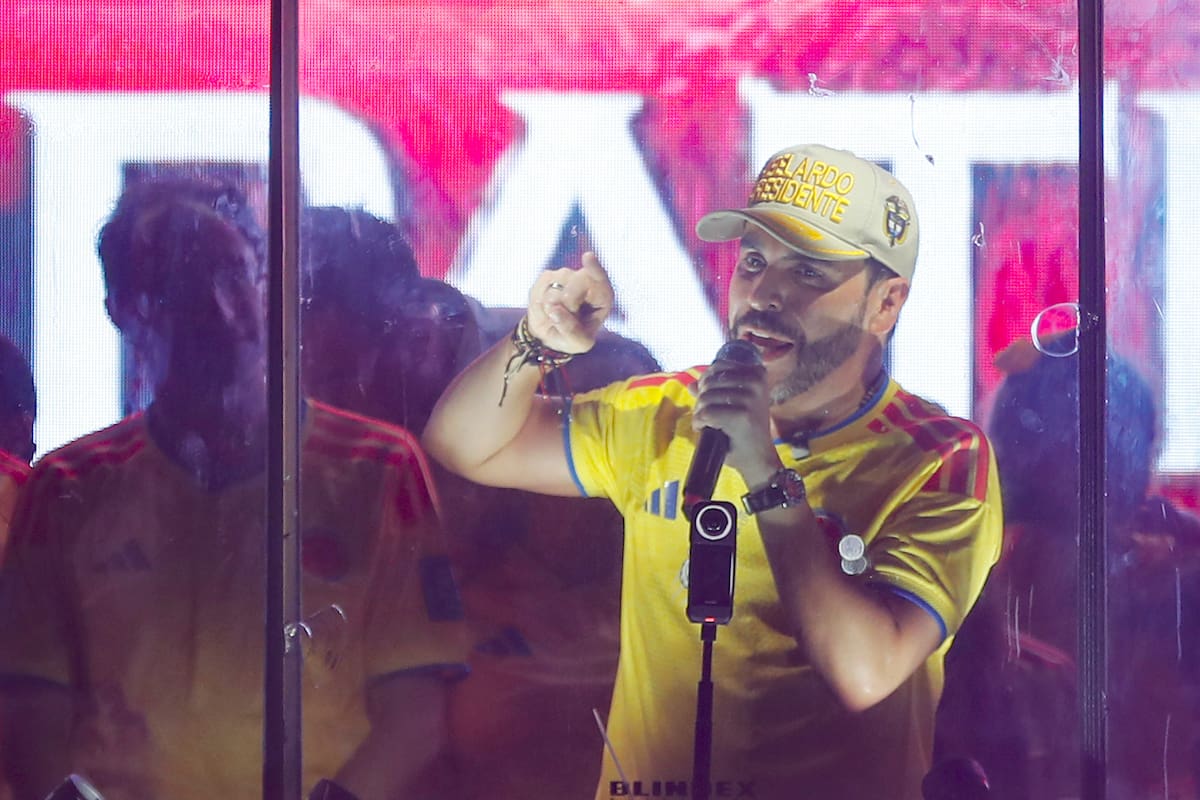 El candidato de ultraderecha Abelardo de la Espriella, habla al final de la jornada electoral este domingo, en Barranquilla (Colombia). EFE/ Ernesto Guzmán Jr