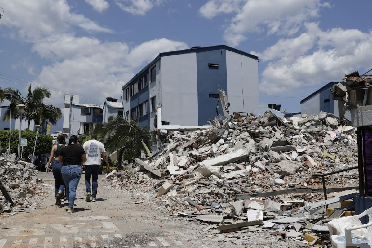 AME7989. PEREIRA (COLOMBIA), 11/08/2026.- Personas caminan frente a los escombros de un edificio tras el terremoto de magnitud 7,4 que sacudió la mayor parte de Colombia, este martes en el sector de La Lorena en Pereira (Colombia). El presidente de Colombia, Abelardo de la Espriella, cifró en 181 el número de muertos por el terremoto de magnitud 7,4 que sacudió el lunes varias zonas del país, balance que contrasta con el de al menos 240 fallecidos contabilizados por las autoridades de los departamentos más afectados. EFE/ Carlos Ortega