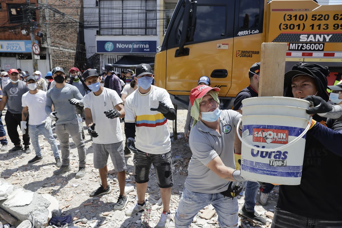 AME7989. PEREIRA (COLOMBIA), 11/08/2026.- Voluntarios retiran escombros de un edificio tras el terremoto de magnitud 7,4 que sacudió la mayor parte de Colombia, este martes en el sector de La Lorena en Pereira (Colombia). El presidente de Colombia, Abelardo de la Espriella, cifró en 181 el número de muertos por el terremoto de magnitud 7,4 que sacudió el lunes varias zonas del país, balance que contrasta con el de al menos 240 fallecidos contabilizados por las autoridades de los departamentos más afectados. EFE/ Carlos Ortega
