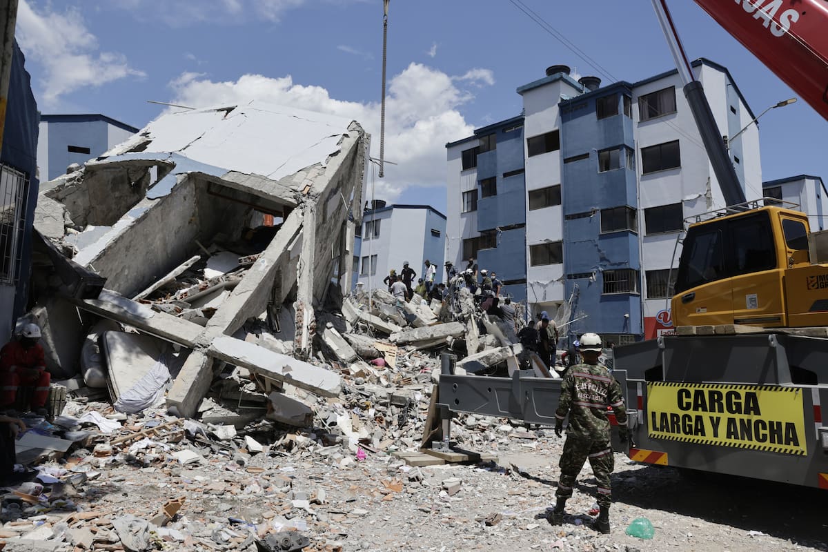 AME7989. PEREIRA (COLOMBIA), 11/08/2026.- Integrantes del Ejercito de Colombia y voluntarios realizan una operación de rescate en los escombros de un edificio tras el terremoto de magnitud 7,4 que sacudió la mayor parte de Colombia, este martes en el sector de La Lorena en Pereira (Colombia). El presidente de Colombia, Abelardo de la Espriella, cifró en 181 el número de muertos por el terremoto de magnitud 7,4 que sacudió el lunes varias zonas del país, balance que contrasta con el de al menos 240 fallecidos contabilizados por las autoridades de los departamentos más afectados. EFE/ Carlos Ortega