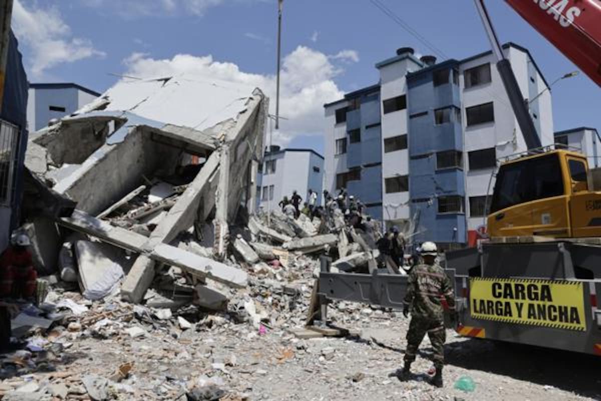 AME7989. PEREIRA (COLOMBIA), 11/08/2026.- Integrantes del Ejercito de Colombia y voluntarios realizan una operación de rescate en los escombros de un edificio tras el terremoto de magnitud 7,4 que sacudió la mayor parte de Colombia, este martes en el sector de La Lorena en Pereira (Colombia). El presidente de Colombia, Abelardo de la Espriella, cifró en 181 el número de muertos por el terremoto de magnitud 7,4 que sacudió el lunes varias zonas del país, balance que contrasta con el de al menos 240 fallecidos contabilizados por las autoridades de los departamentos más afectados. EFE/ Carlos Ortega