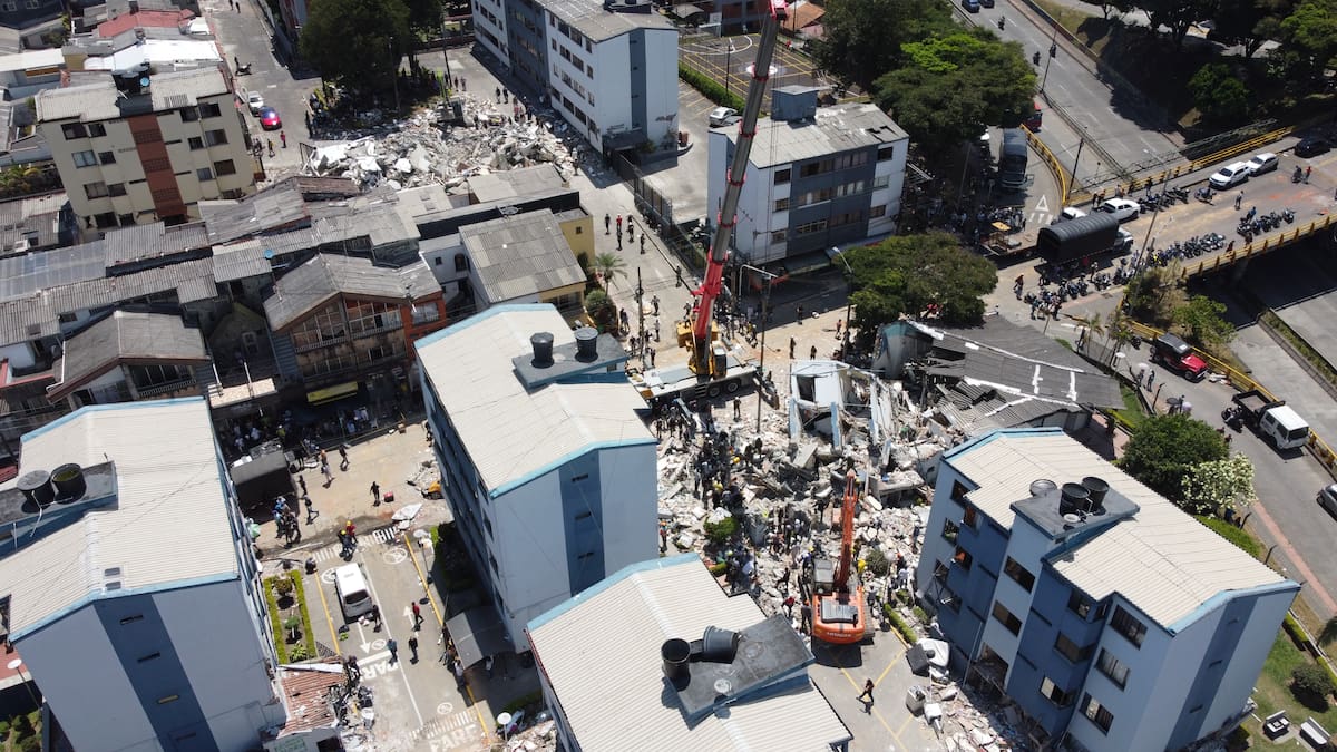 AME7989. PEREIRA (COLOMBIA), 11/08/2026.- Fotografía aérea que muestra los escombros de un edificio tras el terremoto de magnitud 7,4 que sacudió la mayor parte de Colombia, este martes en el sector de La Lorena en Pereira (Colombia). El presidente de Colombia, Abelardo de la Espriella, cifró en 181 el número de muertos por el terremoto de magnitud 7,4 que sacudió el lunes varias zonas del país, balance que contrasta con el de al menos 240 fallecidos contabilizados por las autoridades de los departamentos más afectados. EFE/ Juan Diego López