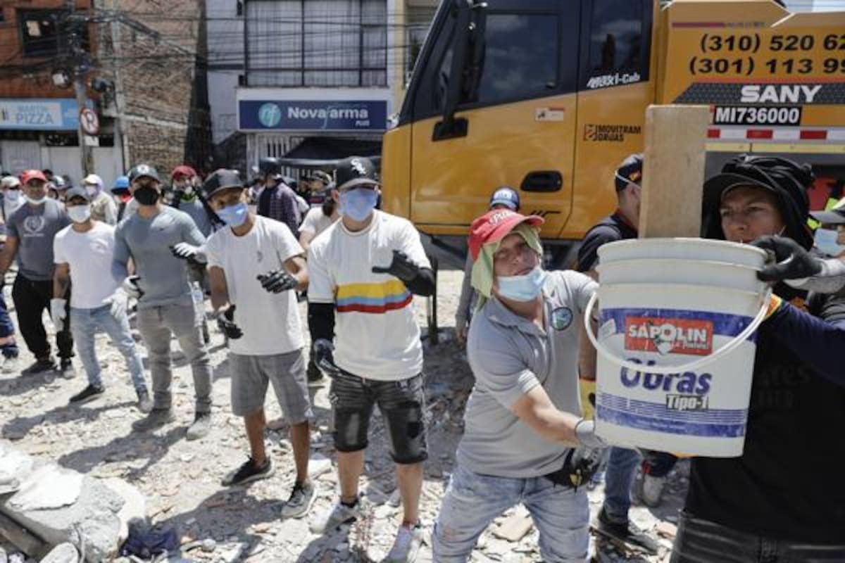 La comunicación presenta dificultades en las regiones afectadas por el terremoto ocurrido en Colombia. // Foto: EFE/ Carlos Ortega