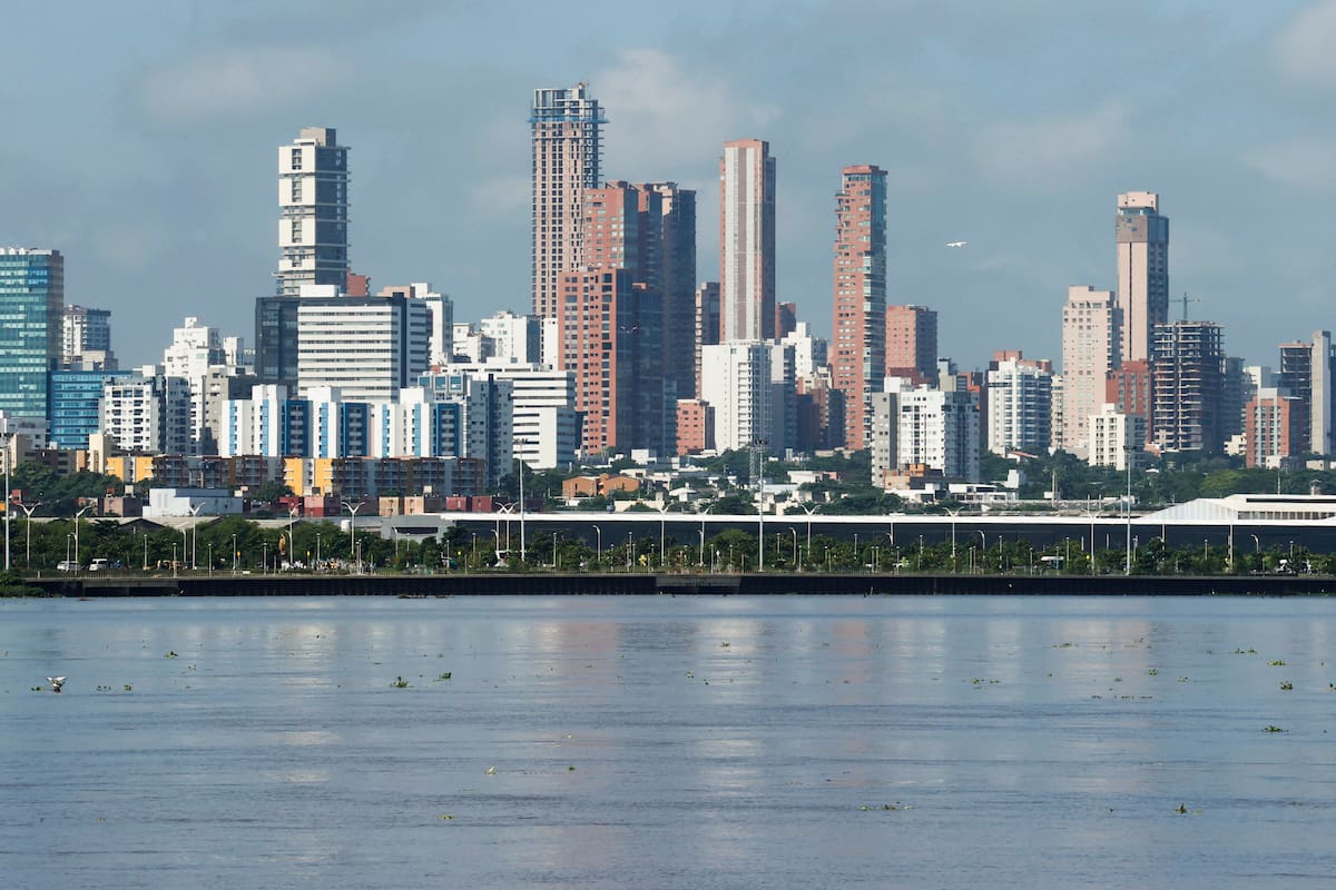 ACOMPAÑA CRÓNICA: COLOMBIA GOBIERNO AME2008. BOGOTÁ (COLOMBIA), 23/07/2026.- Fotografía de archivo del 19 noviembre de 2024 que muestra el río Magdalena y de fondo la ciudad de Barranquilla (Colombia). La ciudad de Barranquilla, la más importante del Caribe colombiano, conocida por su carnaval y por ser la tierra natal de Shakira y Sofía Vergara, dará un salto en la política nacional como sede alterna del Gobierno por decisión del presidente electo, Abelardo de la Espriella, quien asumirá el próximo 7 de agosto. EFE/ Mauricio Dueñas Castañeda ARCHIVO