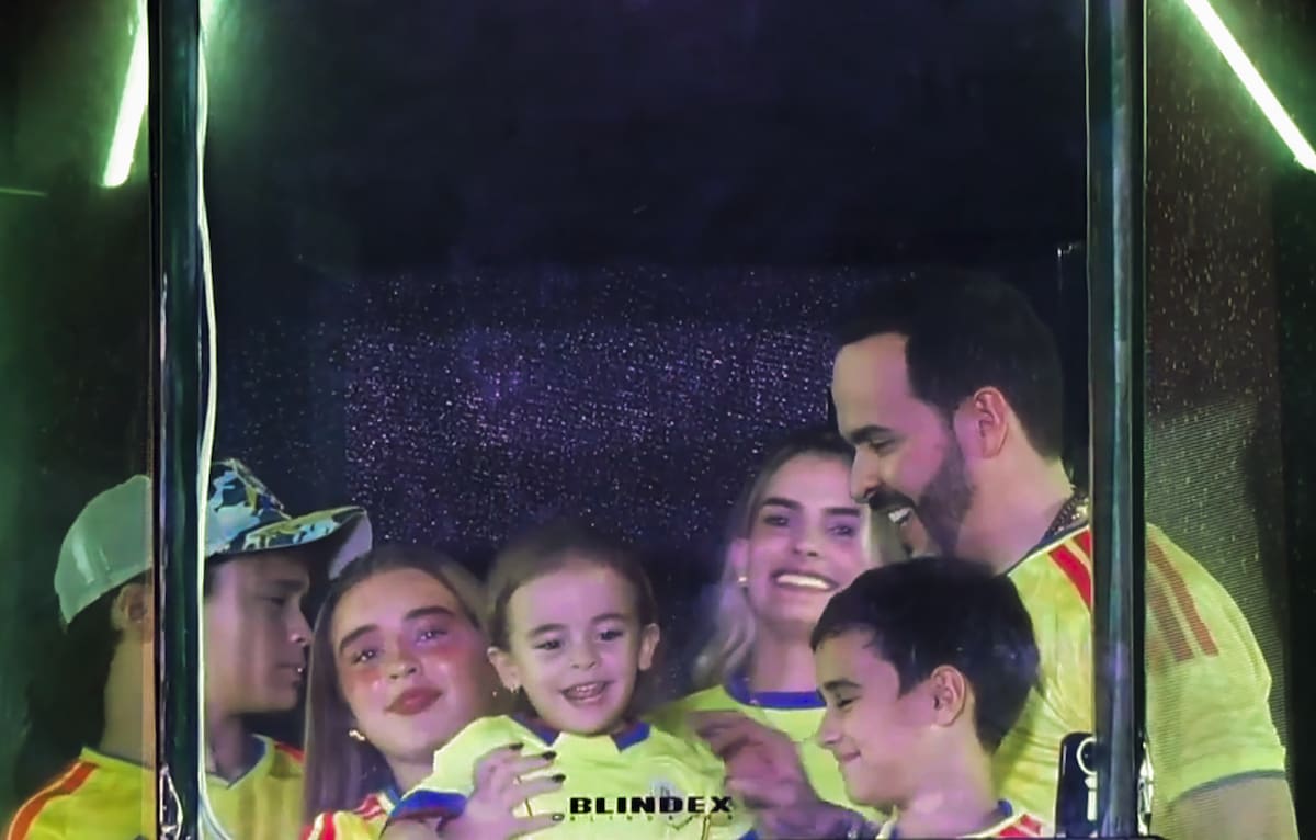 AME3267. BARRANQUILLA (COLOMBIA), 21/06/2026.- El ultraderechista Abelardo de la Espriella ganador de la segunda vuelta presidencial de este domingo en Colombia celebra con su familia, luego de los resultados preliminares que le dan el triunfo por delante del izquierdista Iván Cepeda, en Barranquilla (Colombia). EFE/ Juan Diego López