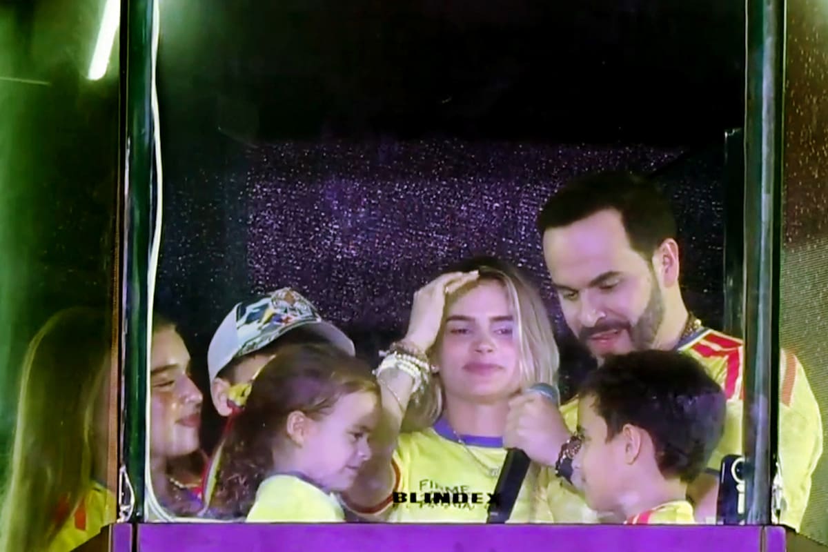 El ultraderechista Abelardo de la Espriella ganador de la segunda vuelta presidencial de este domingo en Colombia celebra con su familia, luego de los resultados preliminares que le dan el triunfo por delante del izquierdista Iván Cepeda, en Barranquilla (Colombia). EFE/ Juan Diego López