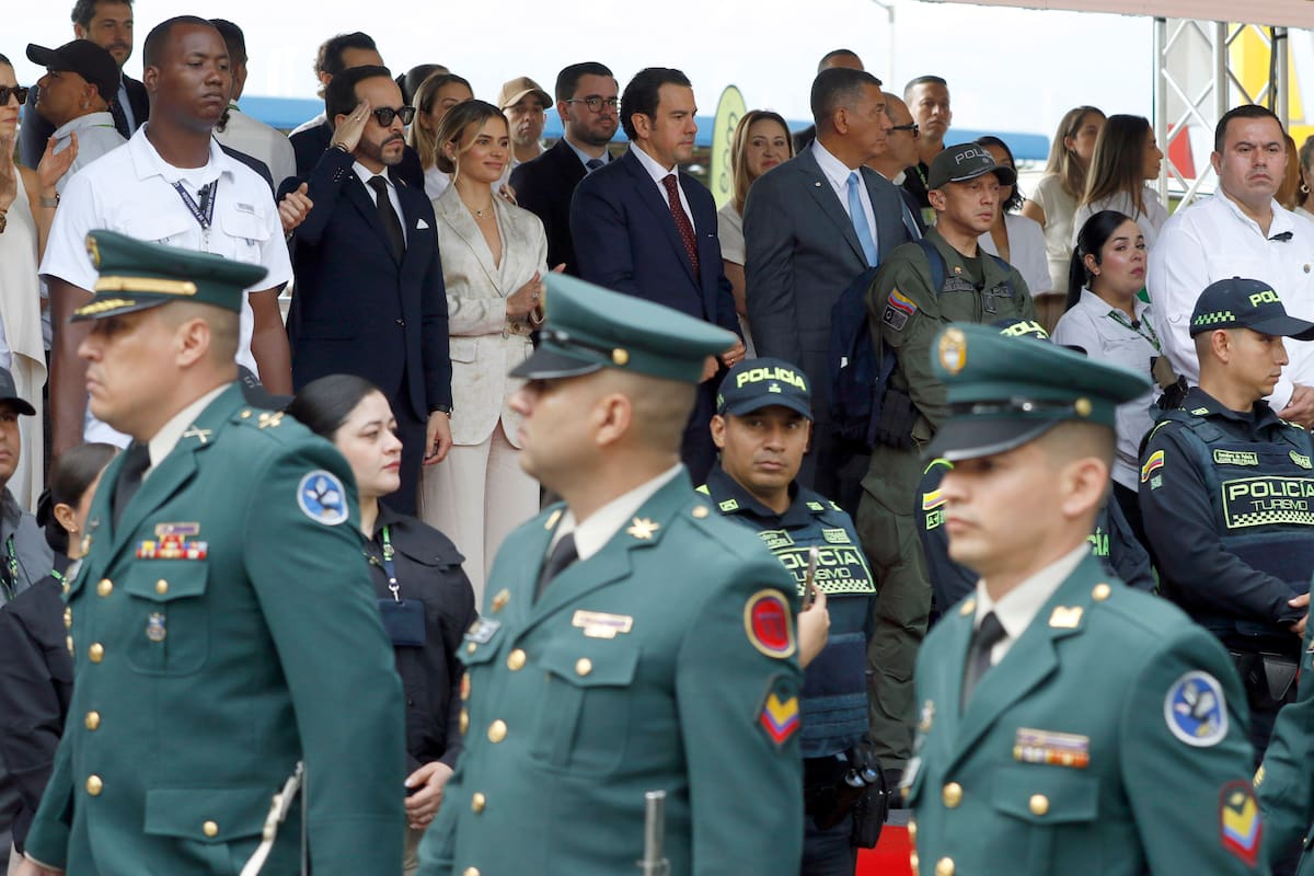 AME1350. MEDELLÍN (COLOMBIA), 20/07/2026.- El presidente electo de Colombia, Abelardo de la Espriella (2-i); su esposa Ana Lucía Pineda (3-i); el ministro de Interior designado, Rodrigo Lara (c); y el ministro de Defensa desigando, Jorge Eduardo Mora López (c-d) asisten al desfile militar del Día de la Independencia este lunes, en Medellín (Colombia). De la Espriella afirmó "Hoy celebramos aquí el grito de independencia en una tierra que es la más patriota de Colombia y que dio el grito definitivo de independencia el 21 de junio". EFE/ STR