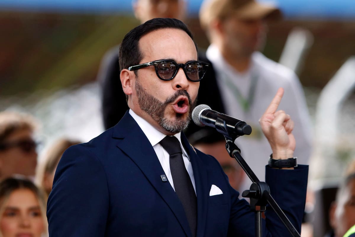 El presidente electo de Colombia, Abelardo de la Espriella, habla durante el desfile militar del Día de la Independencia este lunes, en Medellín. De la Espriella afirmó "Hoy celebramos aquí el grito de independencia en una tierra que es la más patriota de Colombia y que dio el grito definitivo de independencia el 21 de junio". EFE/ STR