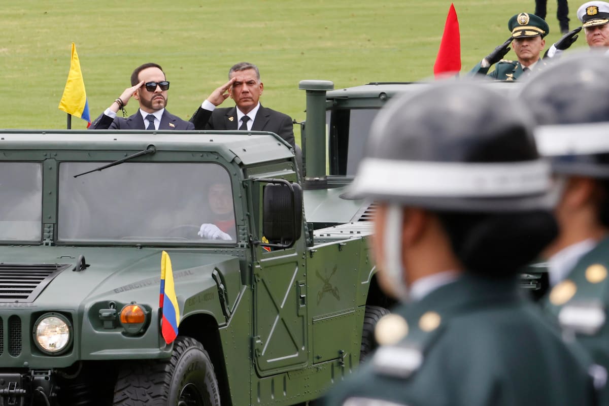 AME2244. BOGOTÁ (COLOMBIA), 26/08/2026.- El presidente de Colombia, Abelardo de la Espriella (i), saluda durante la transmisión de mando de la nueva cúpula militar este miércoles, en Bogotá (Colombia). EFE/ Mauricio Dueñas Castañeda