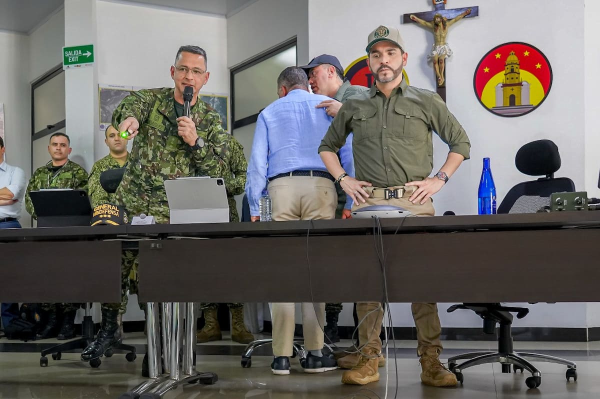 Fotografía cedida por la Presidencia de Colombia de su mandatario Abelardo De la Espriella (d) y el comandante general de las fuerzas militares de Colombia, Erick Rodríguez Aparicio, durante un consejo de seguridad este martes, en Cúcuta (Colombia). De la Espriella prometió "mano de hierro" tras un atentado con coche bomba contra una estación de Policía en el municipio de Los Patios, en la frontera con Venezuela, que deja al menos un muerto y once heridos. EFE/ Presidencia de Colombia / SOLO USO EDITORIAL/ NO VENTAS/ SOLO DISPONIBLE PARA ILUSTRAR LA NOTICIA QUE ACOMPAÑA (CRÉDITO OBLIGATORIO)
