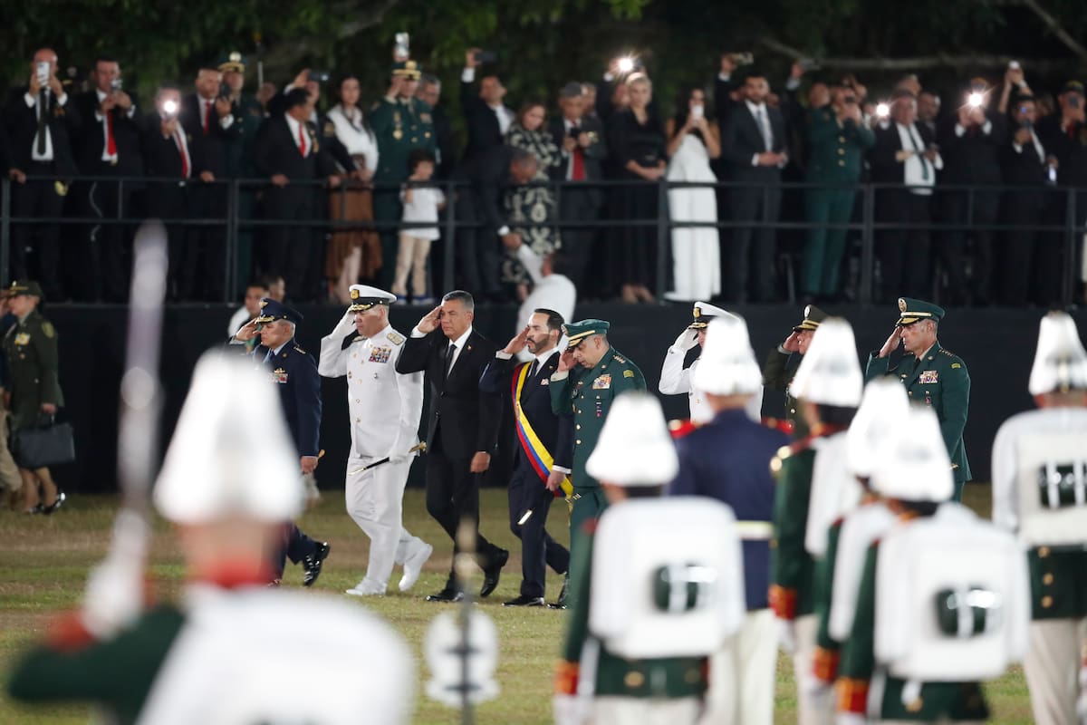 AME7127. CALI (COLOMBIA), 07/08/2026.- El presidente de Colombia, Abelardo de la Espriella (c), y los comandantes salientes de las fuerzas armadas participan en una ceremonia de honores militares este viernes, en la Tercera Brigada del Ejército en Cali (Colombia). EFE/ Ernesto Guzmán Jr