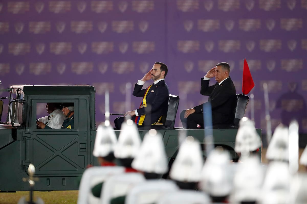 AME7121. CALI (COLOMBIA), 07/08/2026.- El presidente de Colombia, Abelardo de la Espriella (c-i); y el ministro de Defensa designado, Jorge Eduardo Mora López, reciben honores militares y el reconocimiento como comandante supremo de las Fuerzas Armadas y de la Policía este viernes, al concluir su discurso de investidura, en la Tercera Brigada del Ejército en Cali (Colombia). EFE/ Ernesto Guzmán Jr