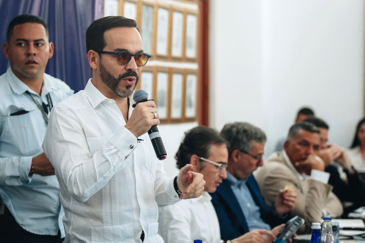 Fotografía cedida por Prensa de Abelardo de la Espriella que muestra al presidente electo de Colombia, Abelardo de la Espriella, hablando durante una reunión con integrantes de su futuro gabinete de Gobierno y autoridades locales este miércoles en Cúcuta (Colombia).