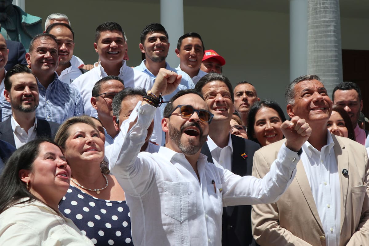 FOTODELDÍA AME8463. CÚCUTA (COLOMBIA), 08/07/2026.- El presidente electo de Colombia, Abelardo de la Espriella (c), reacciona junto a integrantes de su gabinete de Gobierno y autoridades locales este miércoles, en Cúcuta (Colombia). De la Espriella lidera en Cúcuta, la primera reunión con autoridades regionales en un contexto marcado por fricciones con el Gobierno nacional saliente durante el periodo de transición del poder. EFE/ Mario Caicedo