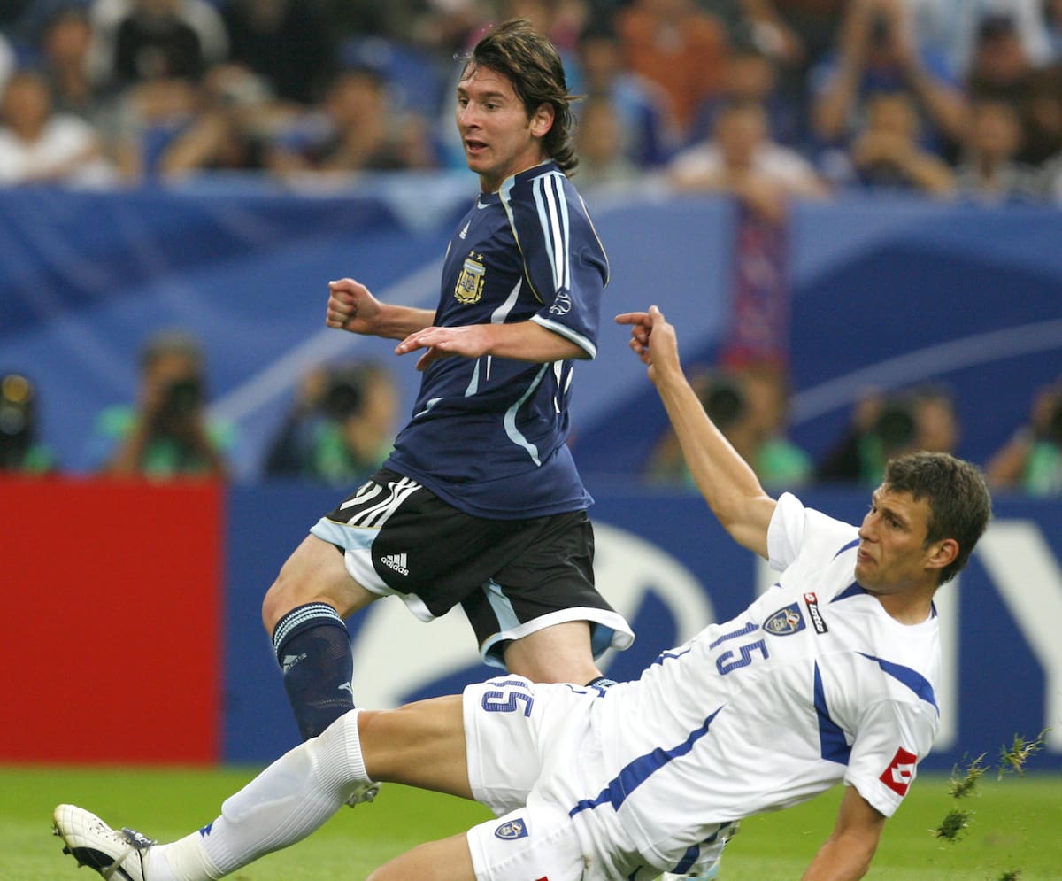 Fotografía de archivo del 16 de junio de 2006 en la que se observa a Lionel Messi al marcar el sexto gol de Argentina en presencia de Milan Dudic (d), de Serbia y Montenegro, durante el encuentro del Mundial de Fútbol Alemania 2006, correspondiente al grupo C, que las selecciones de Argentina y Serbia y Montenegro disputaron en Gelsenkirchen (Alemania). Este fue el primer gol en Mundiales de Messi, quien se despíde de la selección argentina. EFE/Leo La Valle/ARCHIVO
