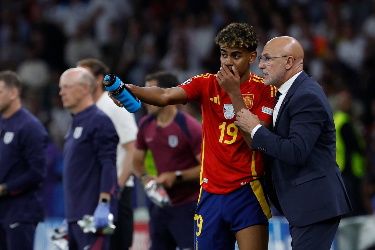 Foto de archivo del seleccionador español, Luis de la Fuente, junto a la Lamine Yamal, en la pasada Eurocopa de Alemania. EFE / J.J.Guillen