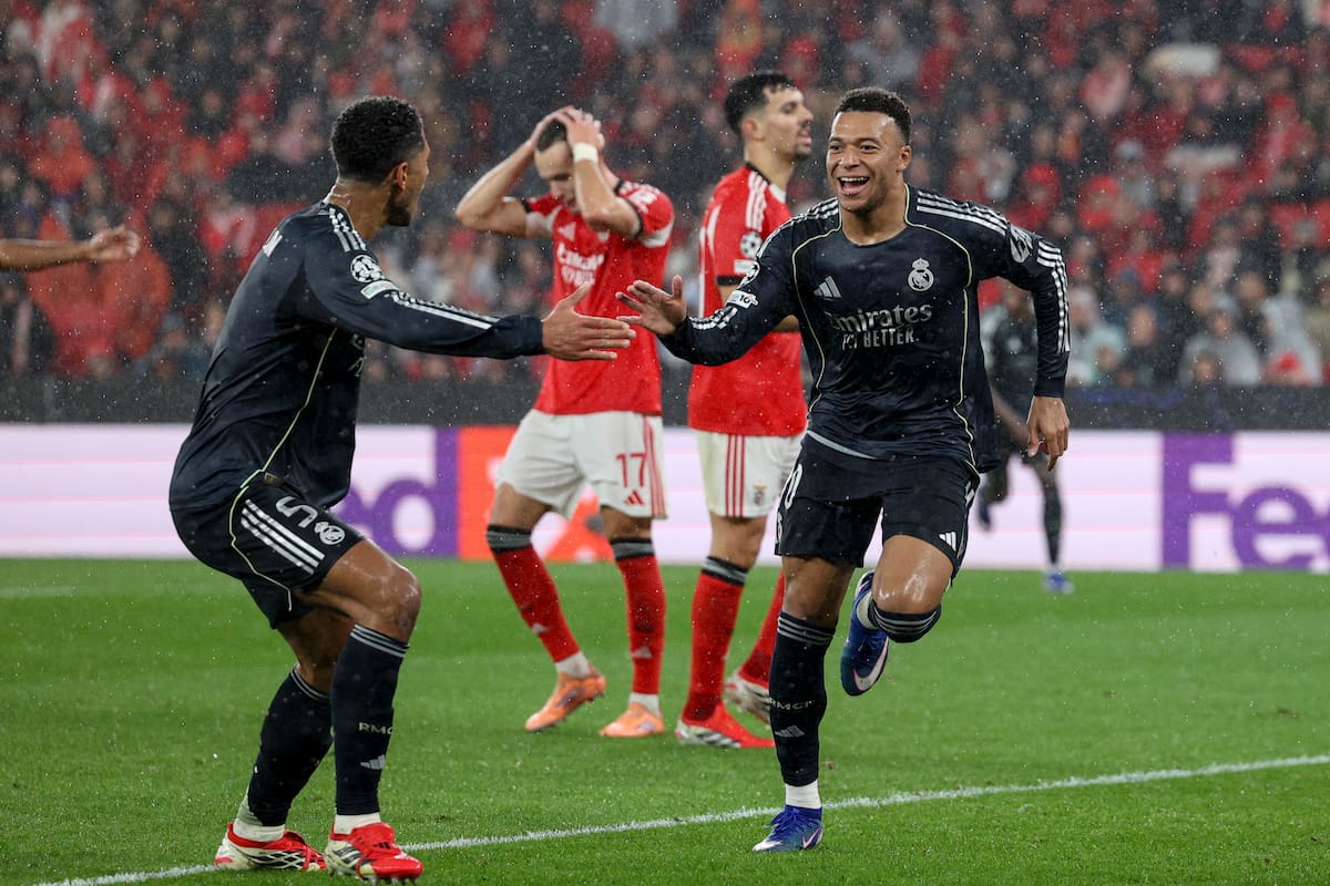 Kylian Mbappe (D) celebrate con Jude Bellingham el 0-1 anotado contra el Benfica, en el partido de la última jornada de la fase liga de la Liga de Campeones disputado en Lisboa. EFE/EPA/MIGUEL A. LOPES