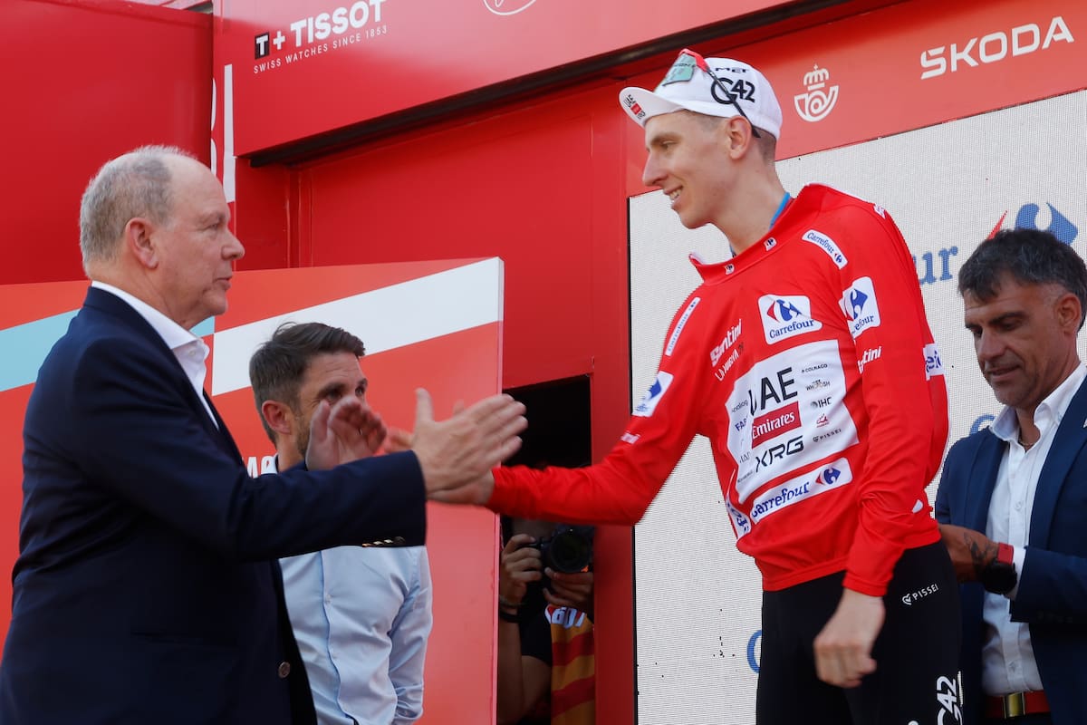 MANOSQUE (FRANCIA), 23/08/2026.- El ciclista esloveno Tadej Pogacar, del equipo UAE Team Emirates XRG, es felicitado por el príncipe Alberto II de Mónaco en el podio tras convertirse en líder de la clasificación general tras la segunda etapa de la Vuelta disputada este domingo entre la capital del Principado y la localidad francesa de Manosque, con un recorrido de 214,3 km, la más larga de la presente edición. EFE/ Javier Lizón