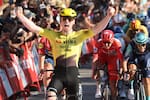 Matthew Brennan celebra triunfo en la Vuelta a España; Tadej Pogacar se afianza en el liderato