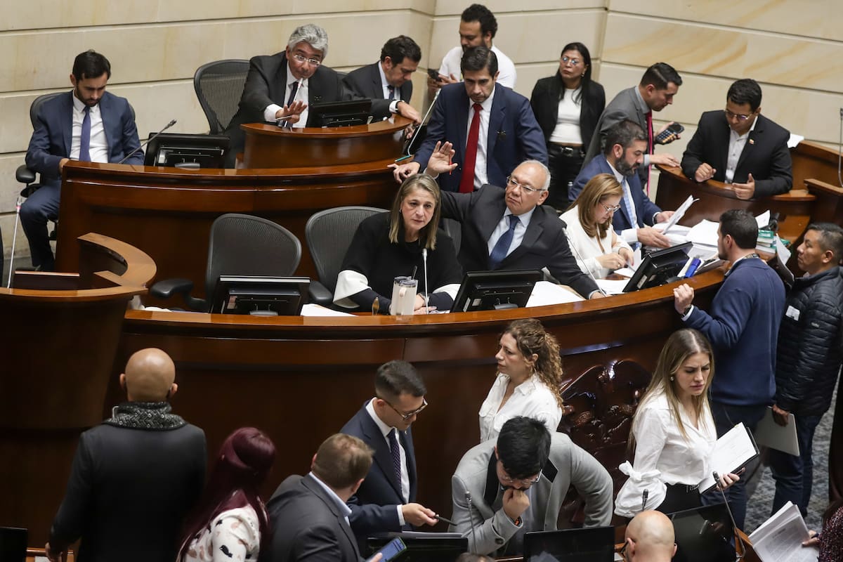 En el recinto del Senado de la República se llevó a cabo la sesión de las comisiones primeras conjuntas del Senado y la Cámara de Representantes, en la que inicia el primer debate del proyecto de ley de sometimiento o acogimiento de estructuras criminales, presentado por el Gobierno Nacional. // Foto: Colprensa - Catalina Olaya.