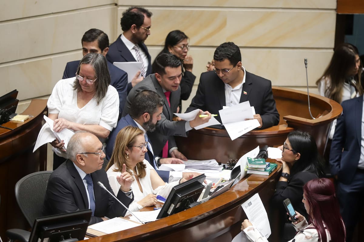 Primer debate del proyecto de ley de sometimiento o acogimiento de estructuras criminales, presentado por el Gobierno Nacional. // Foto: Colprensa - Catalina Olaya.