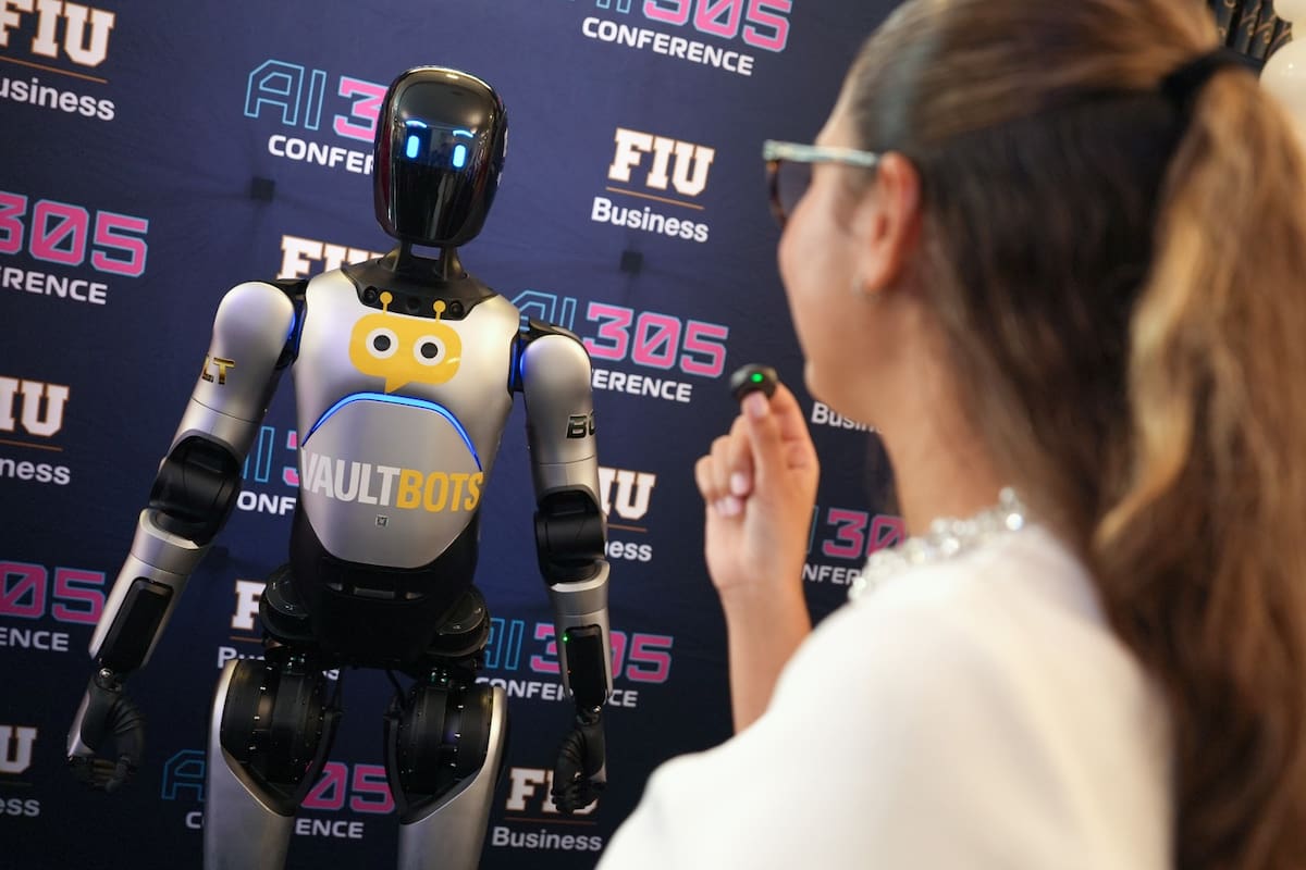 Debuta en Miami Luka, el robot que ayudará en hoteles, restaurantes y geriátricos. Una persona habla con Luka, un robot humanoide que también habla español y que la empresa estadounidense VaultBots quiere llevar a hoteles. //EFE - Alberto Boal