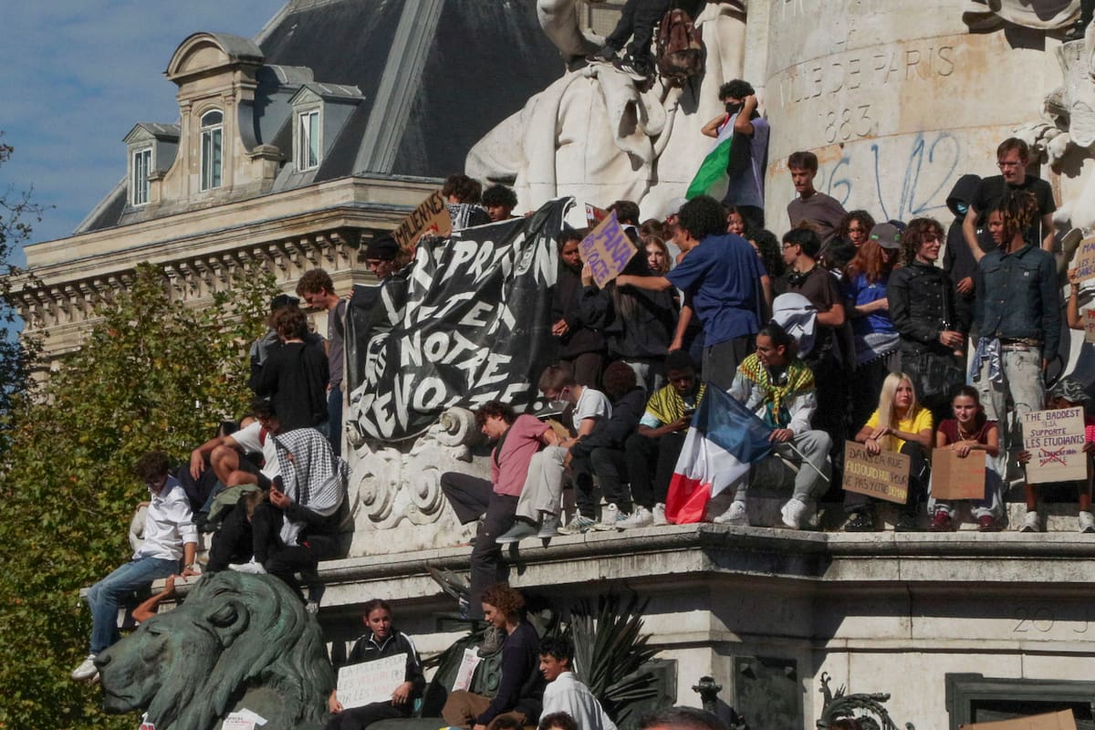 Miles de personas, la mayoría jóvenes, se concentran este martes en la plaza de la República de París para exigir mejoras en el sistema educativo francés.
