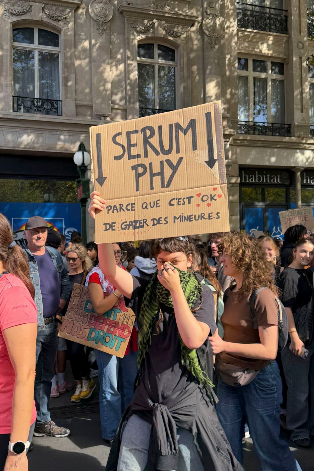 Decenas de miles de personas se manifestaron este martes en París en una jornada de reivindicación de mejoras en la educación y de convergencias de luchas contra los recortes en el sector público, que según los organizadores reunirá en toda Francia a al menos 250.000. EFE/Carmen Menéndez Cobos