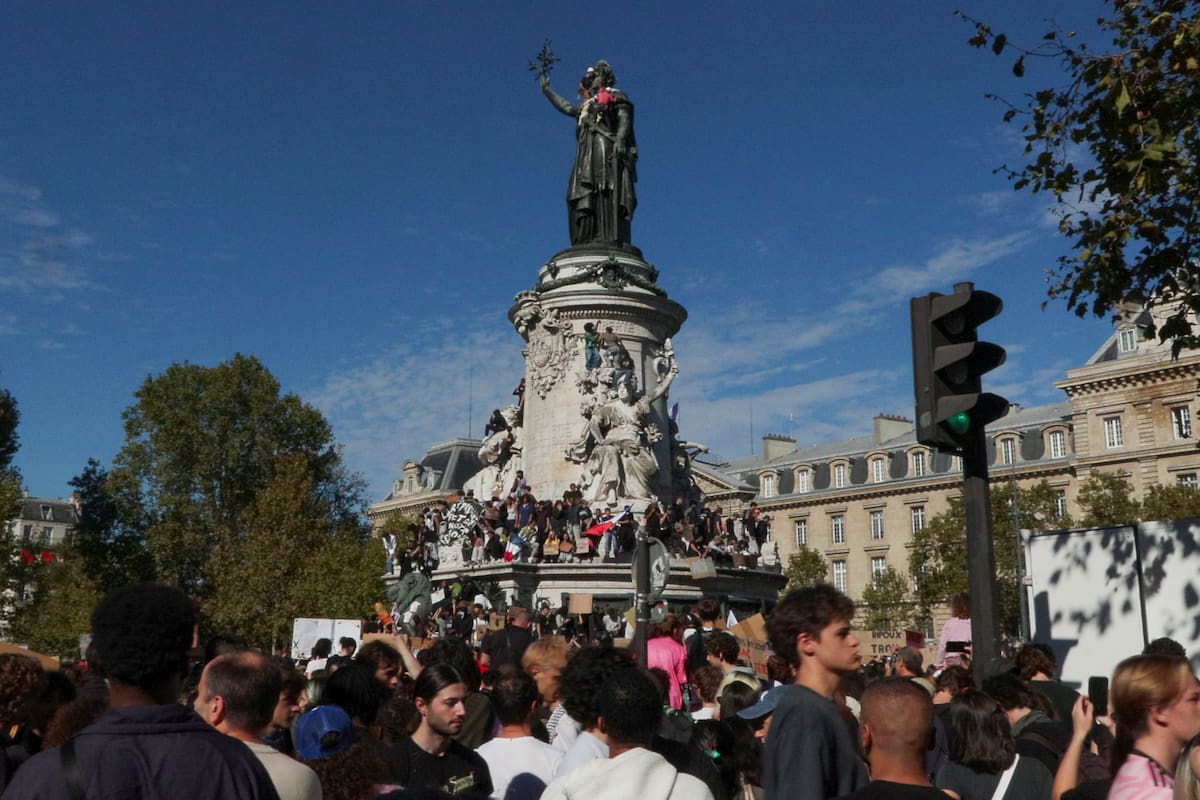 Miles de personas, la mayoría jóvenes, se concentran este martes en la plaza de la República de París para exigir mejoras en el sistema educativo francés.