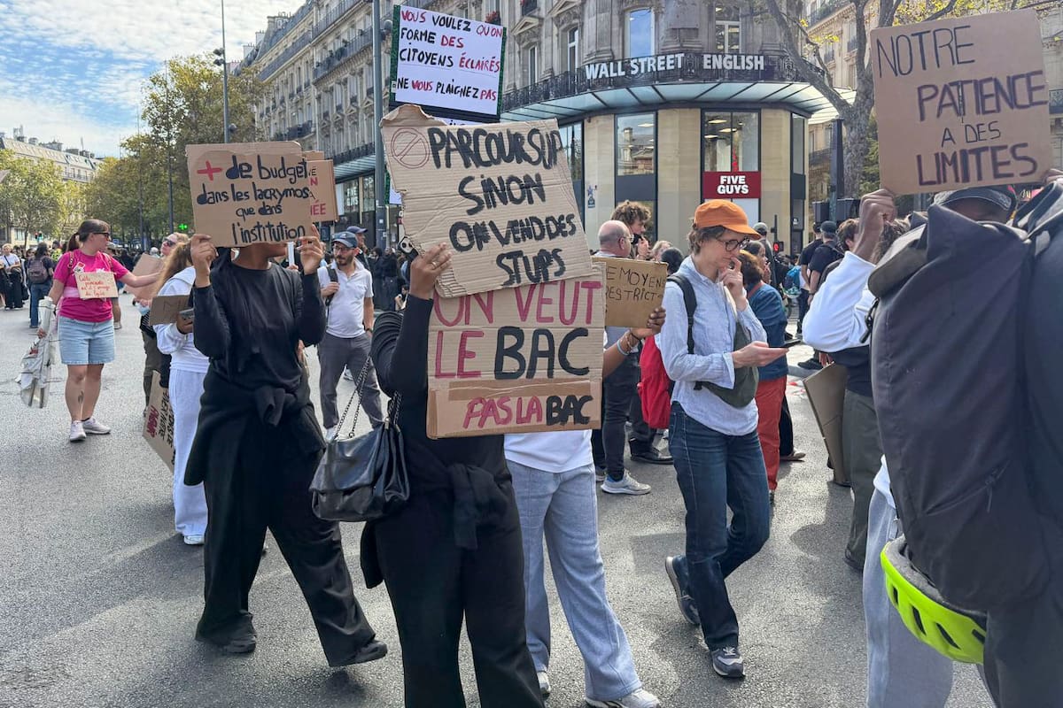 Decenas de miles de personas se manifestaron este martes en París en una jornada de reivindicación de mejoras en la educación y de convergencias de luchas contra los recortes en el sector público, que según los organizadores reunirá en toda Francia a al menos 250.000. EFE/Carmen Menéndez Cobos