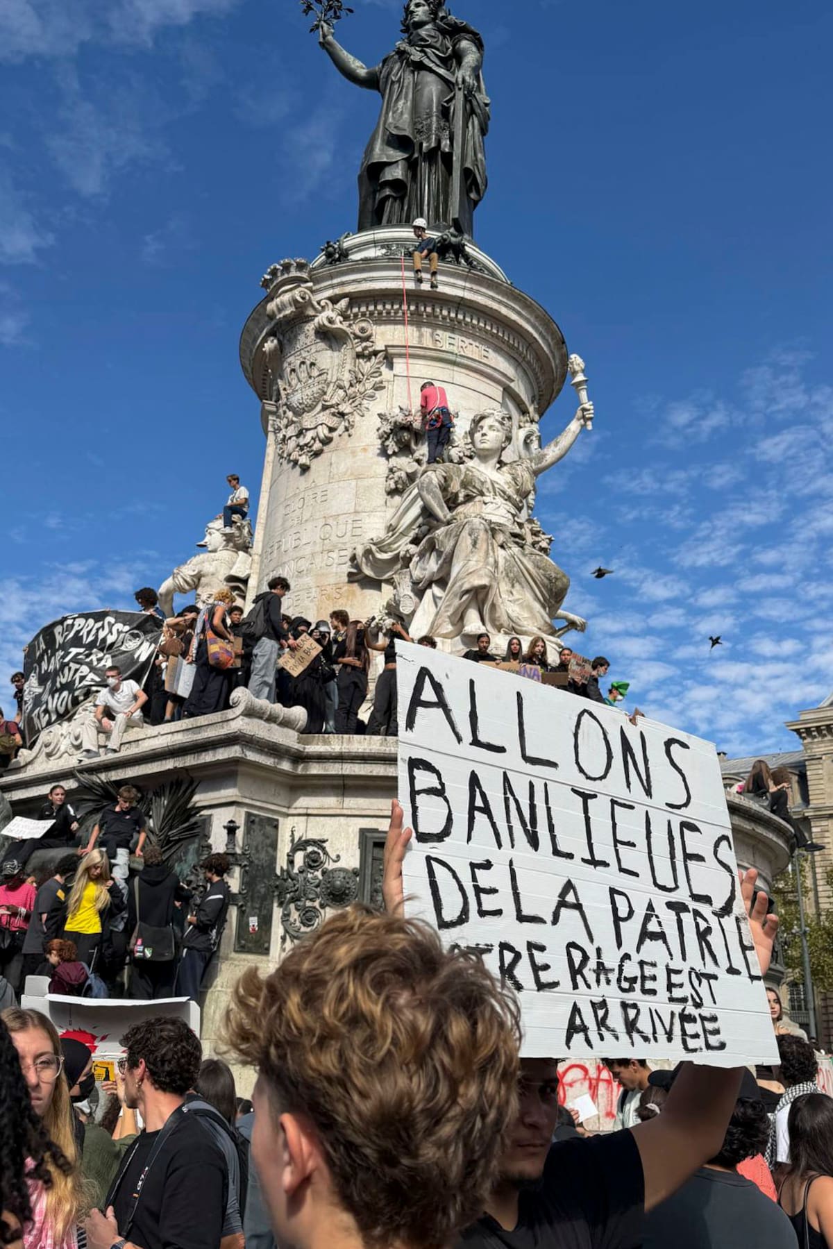 Decenas de miles de personas se manifestaron este martes en París en una jornada de reivindicación de mejoras en la educación y de convergencias de luchas contra los recortes en el sector público, que según los organizadores reunirá en toda Francia a al menos 250.000. EFE/Carmen Menéndez Cobos