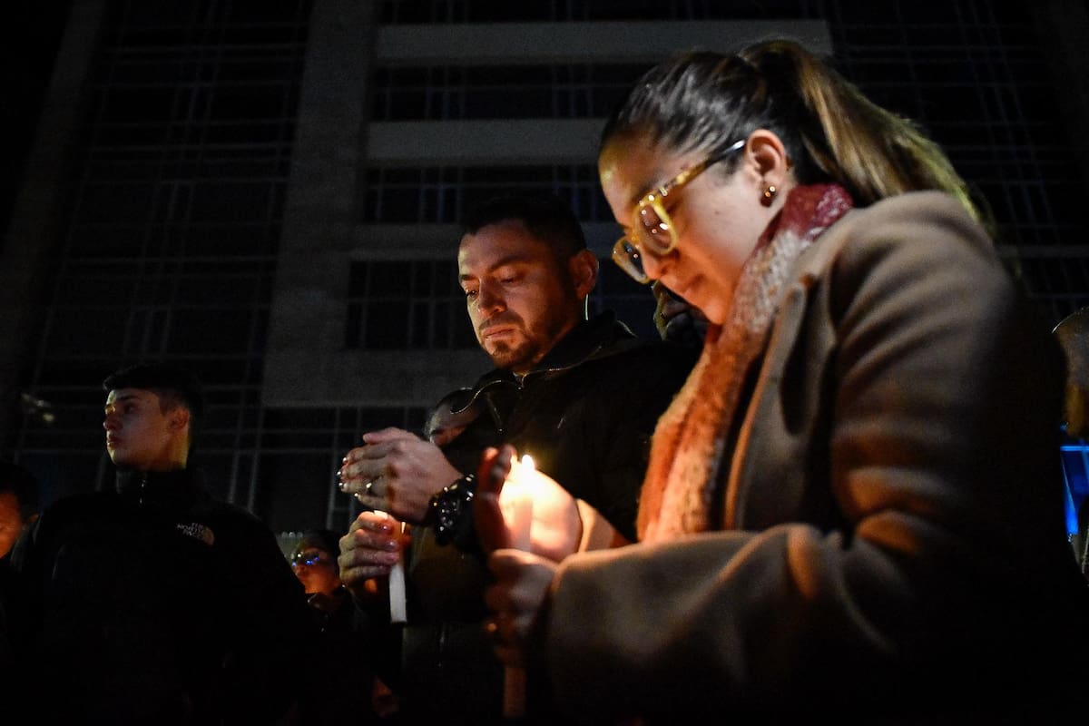Decenas de personas llegaron hasta la Fundación Santa Fe, donde atienden a Miguel Uribe, para pedir por su prota mejoría. // Colprensa