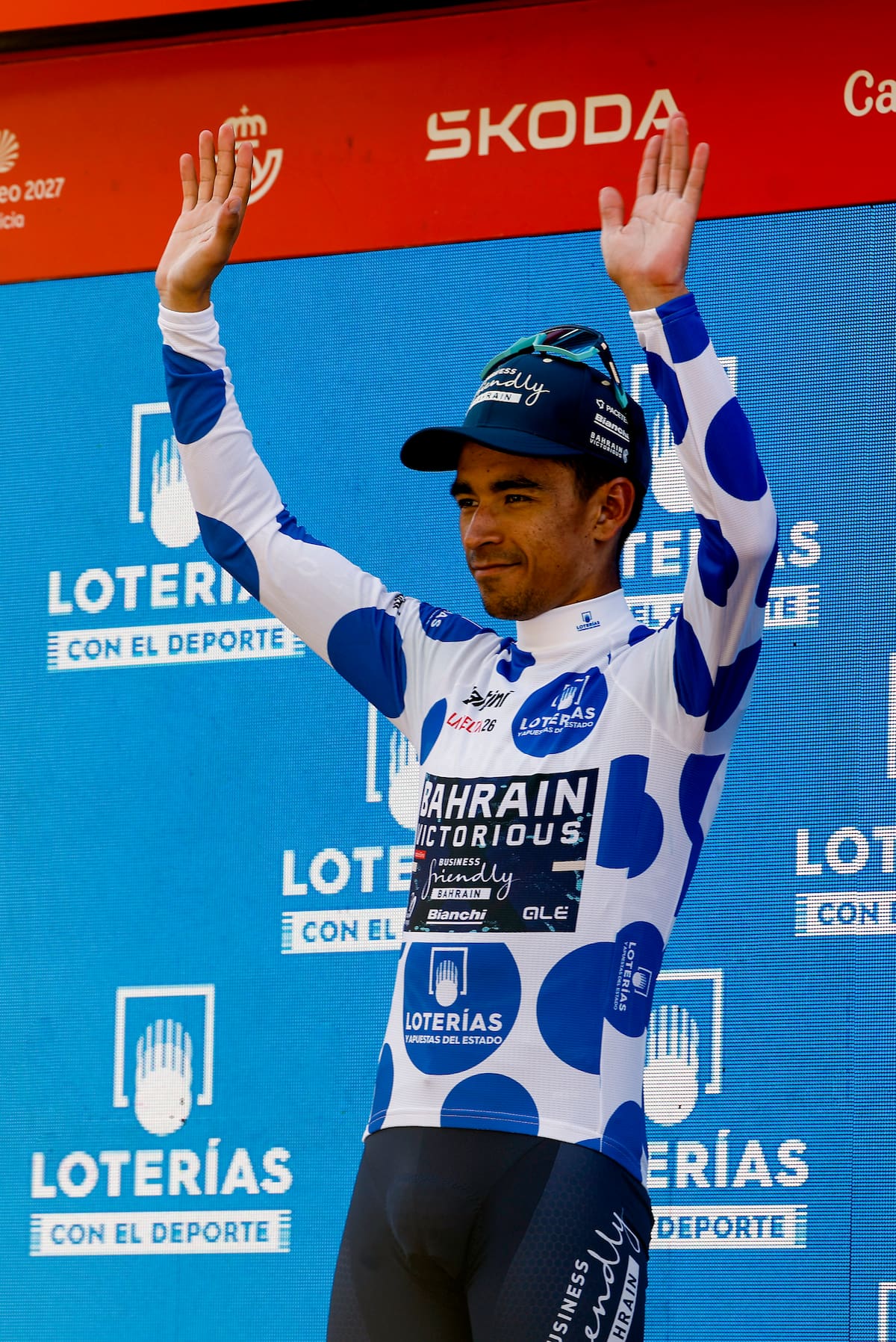 CÓRDOBA, 06/09/2026.-El líder de los escaladores de la Vuelta a España, el colombiano Santiago Buitrago, en el podio tras la 15ª etapa de La Vuelta a España, disputada este domingo entre la localidad cordobesa de Palma del Río y Córdoba, con 110,2 km de recorrido. EFE/ Javier Lizón