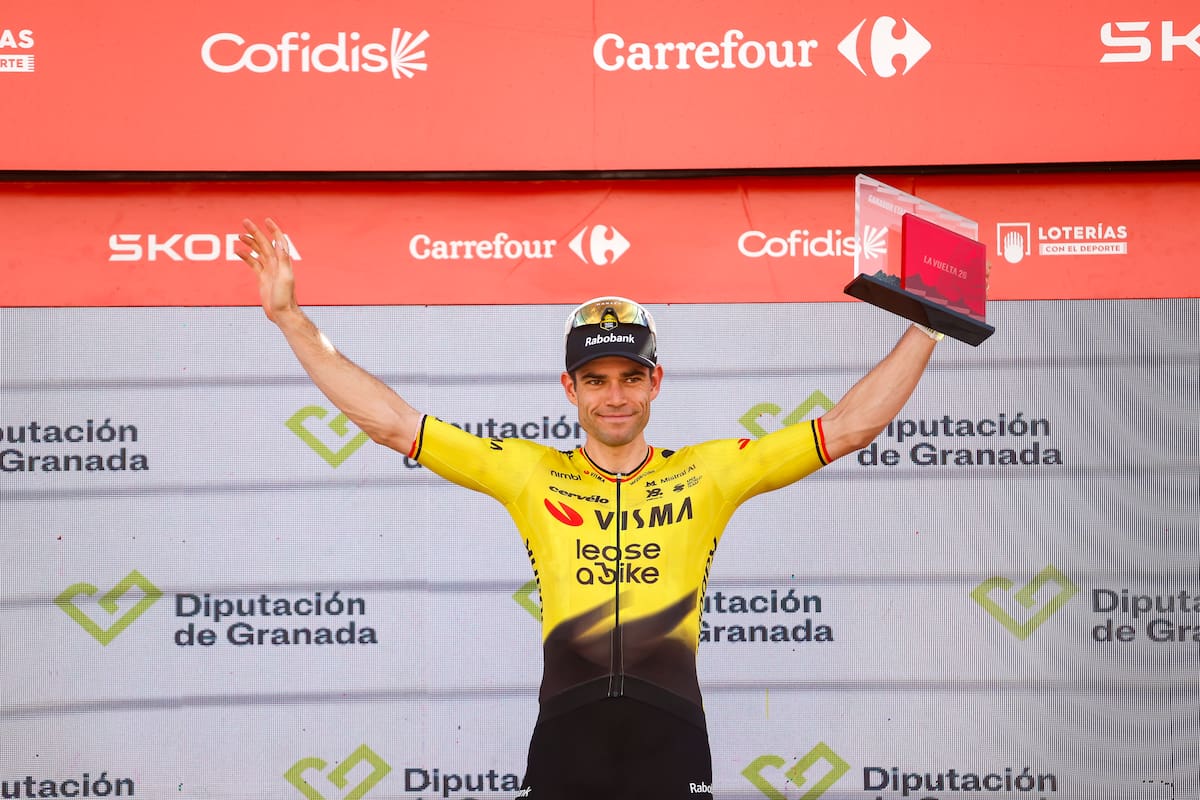 LOJA (GRANADA), 04/09/2026.- El belga Wout Van Aert, del equipoVisma Lease a Bike, en el podio tras imponerse en la 13ª etapa de La Vuelta a España, de 192 km de recorrido entre las localidades de Almuñecar y Loja (Granada). EFE/ Javier Lizón