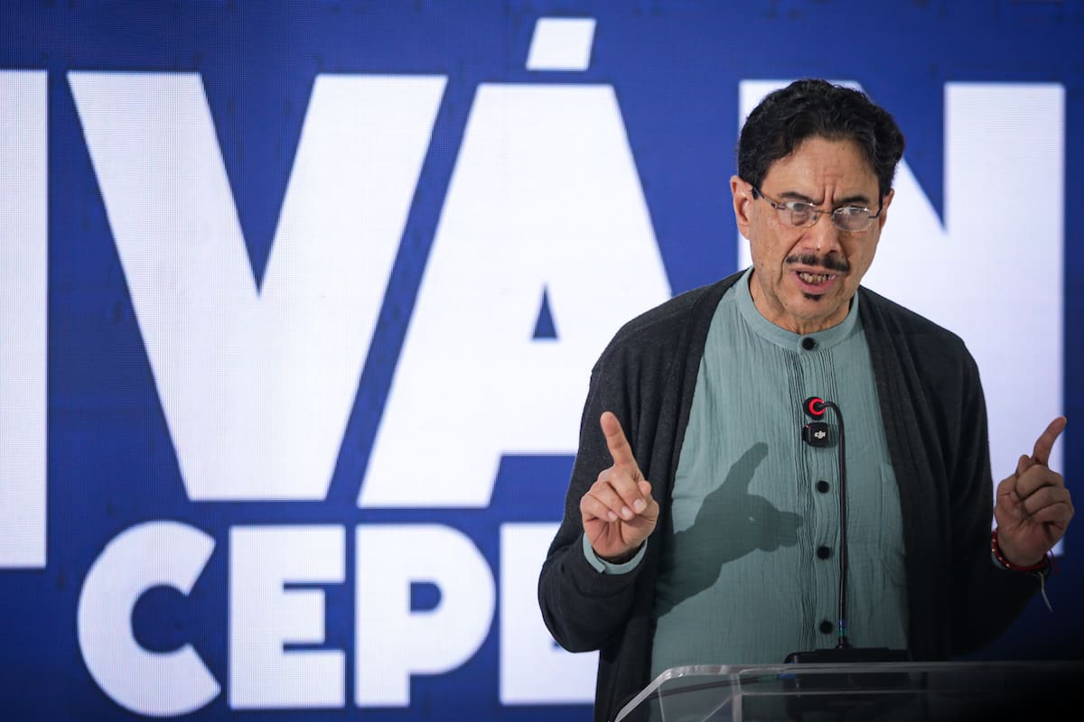 El candidato presidencial Iván Cepeda entrega declaraciones a los medios de comunicación desde la sede de su partido político, posterior a la jornada electoral. (Colprensa - Cristian Bayona).