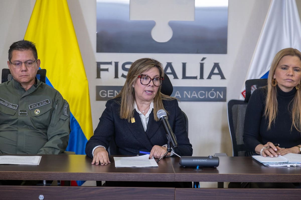 La Fiscal General de la Nación, Luz Adriana Camargo Garzón durante una rueda de prensa dio a conocer las órdenes de captura contra 7 cabecillas de la Segunda Marquetalia de las disidencias de las Farc, por su presunta responsabilidad en la determinación del magnicidio del senador y precandidato Miguel Uribe Turbay perpetrado el 7 de junio de 2025, en el occidente de Bogotá.