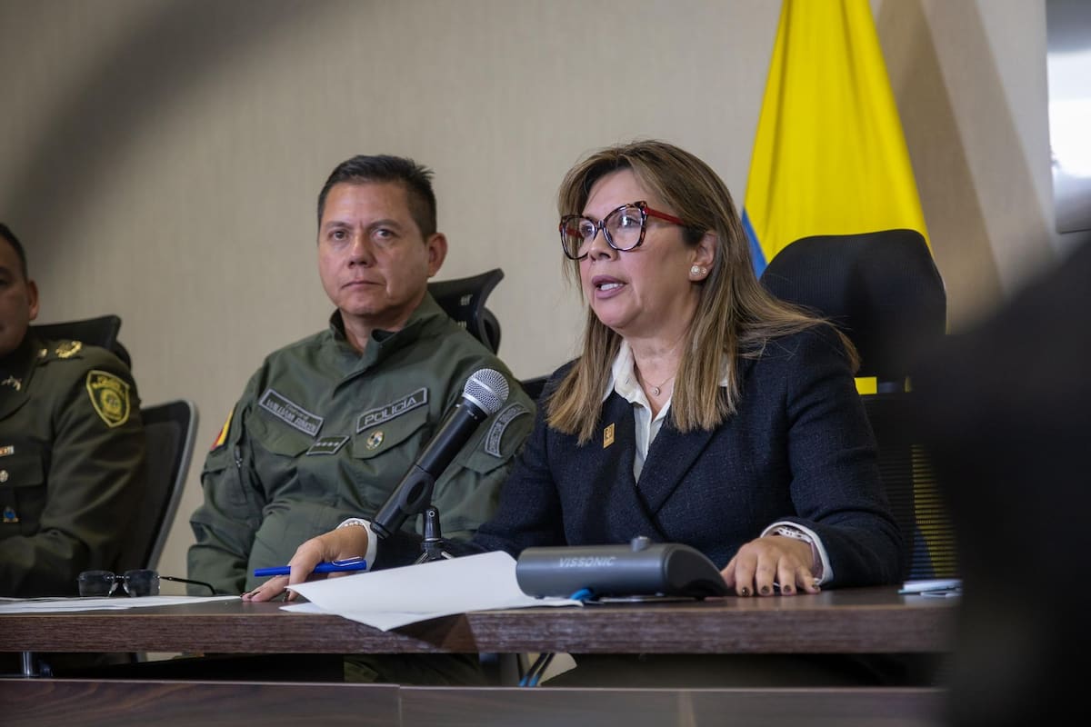La Fiscal General de la Nación, Luz Adriana Camargo Garzón durante una rueda de prensa dio a conocer las órdenes de captura contra 7 cabecillas de la Segunda Marquetalia de las disidencias de las Farc, por su presunta responsabilidad en la determinación del magnicidio del senador y precandidato Miguel Uribe Turbay perpetrado el 7 de junio de 2025, en el occidente de Bogotá.