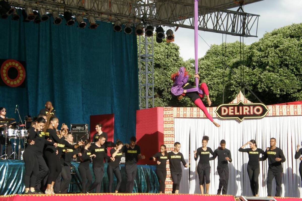 La Fundación Delirio abre el telón a las 4:00 p.m. y a las 7:00 p.m. de hoy, en la Plaza Cívica ‘Luis Carlos Galán’. La puesta en escena incluye artistas de circo, bailarines y músicos. (Foto: Fotografía: Jaime Del Río / VANGUARDIA LIBERAL)