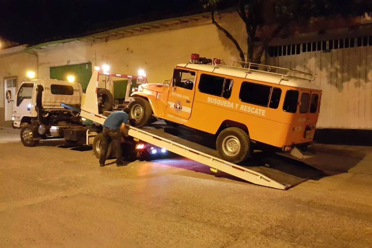 En un carro grúa tuvo que ser recogida la antigua ambulancia de la Defensa Civil del Socorro, la cual requiere de más de $10 millones para ser reparada. Lo grave es que era la ambulancia que estaba prestando el servicio ante las emergencias urbanas en el Socorro. (Foto: Suministrada/VANGUARDIA LIBERAL)