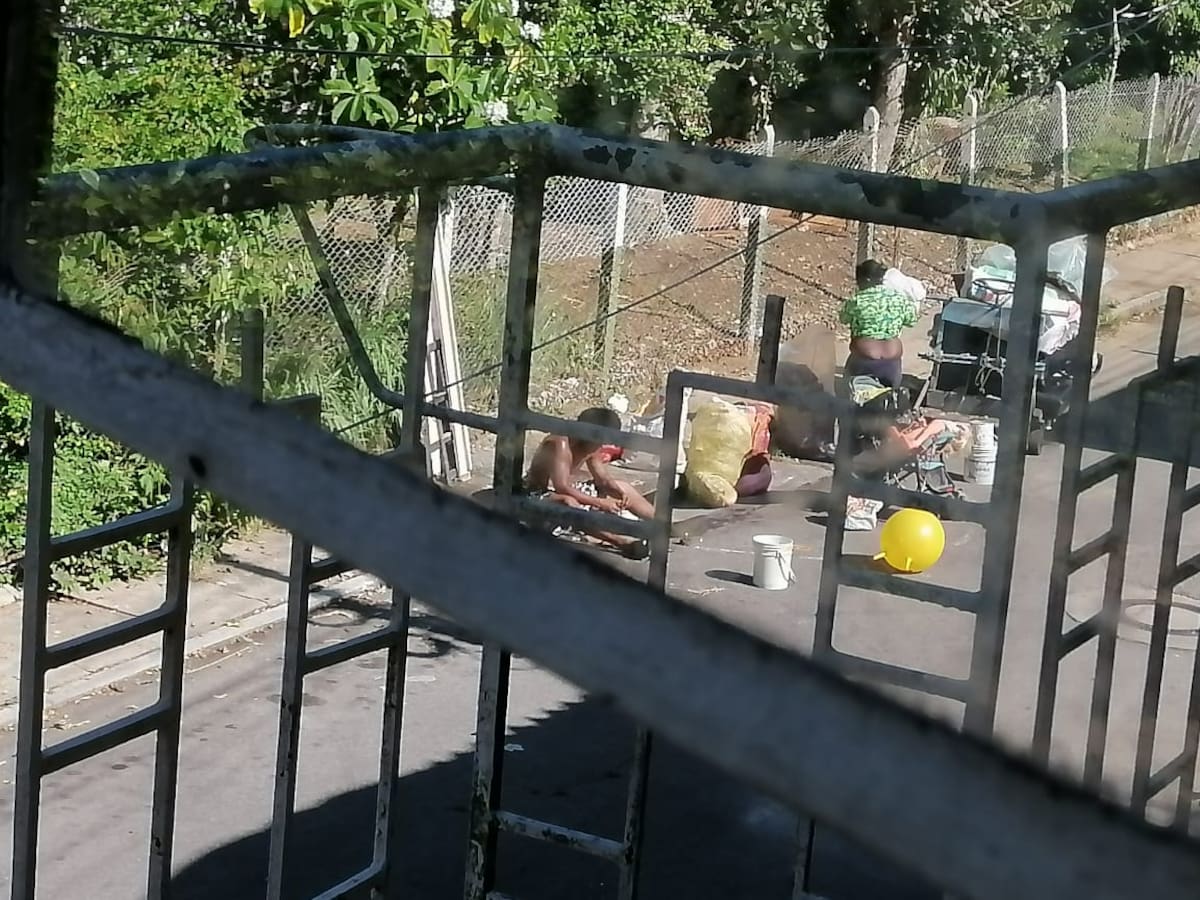 Desorden en la calle 36 con 2A, promovida por basuriegos que no tienen permiso para trabajar. (Foto suministrada / VANGUARDIA)
