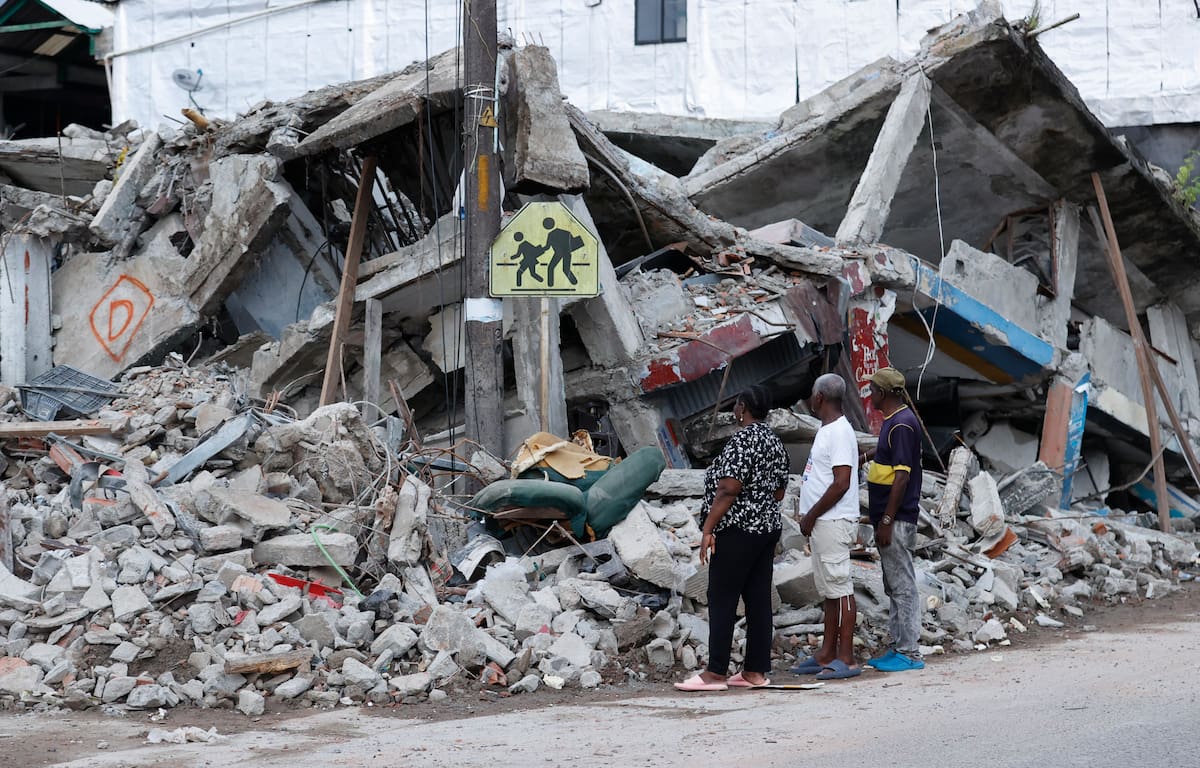 AME8683. QUIBDÓ (COLOMBIA), 12/08/2026.- Personas observan un edificio destruido por el terremoto este miércoles, en Quibdó, Chocó (Colombia). Durante un recorrido por los sectores afectados de Quibdó, capital del departamento del Chocó, en el que estuvo EFE, la defensora del Pueblo de Colombia, Iris Marín dijo que, aunque las autoridades locales dieron por finalizadas las labores de búsqueda y rescate, la emergencia entra ahora en una etapa en la que es necesario determinar con precisión el número de personas damnificadas y sus necesidades. EFE/ Mauricio Dueñas Castañeda