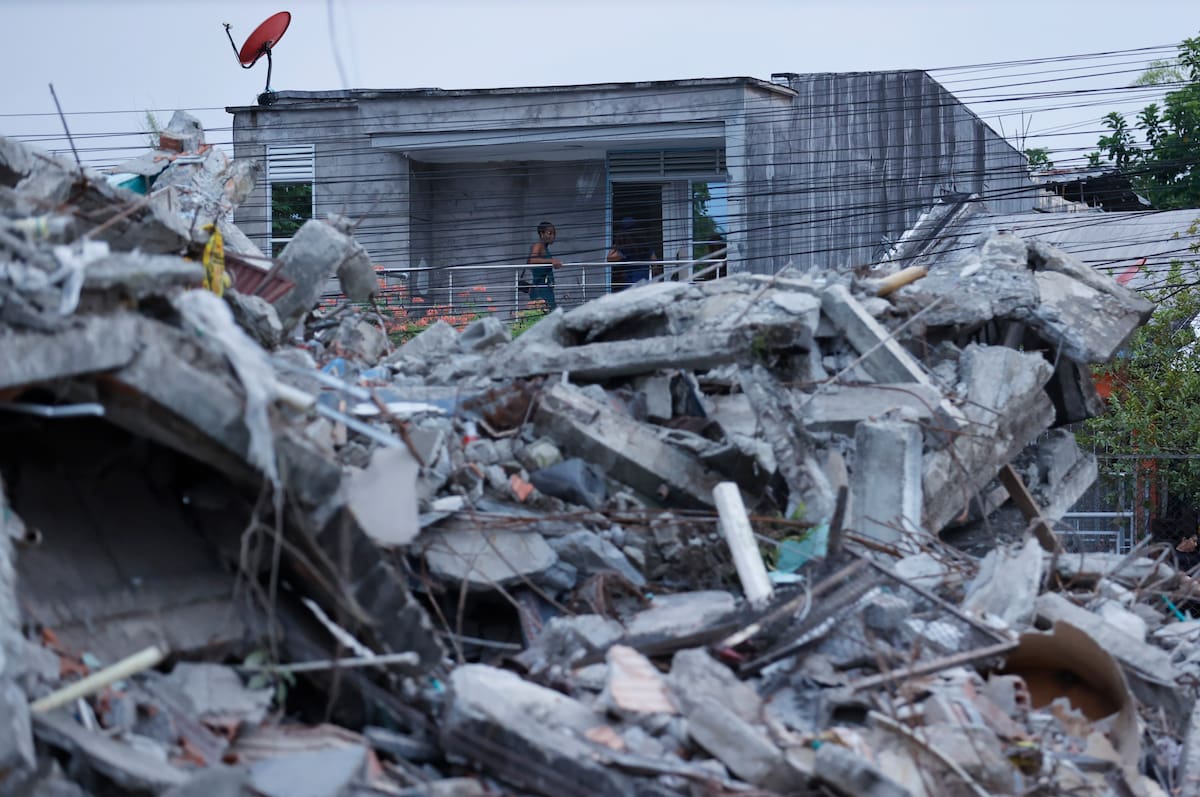 AME8689. QUIBDÓ (COLOMBIA), 12/08/2026.- Una mujer observa un edificio destruido por el terremoto este miércoles, en Quibdó, Chocó (Colombia). Durante un recorrido por los sectores afectados de Quibdó, capital del departamento del Chocó, en el que estuvo EFE, la defensora del Pueblo de Colombia, Iris Marín dijo que, aunque las autoridades locales dieron por finalizadas las labores de búsqueda y rescate, la emergencia entra ahora en una etapa en la que es necesario determinar con precisión el número de personas damnificadas y sus necesidades. EFE/ Mauricio Dueñas Castañeda