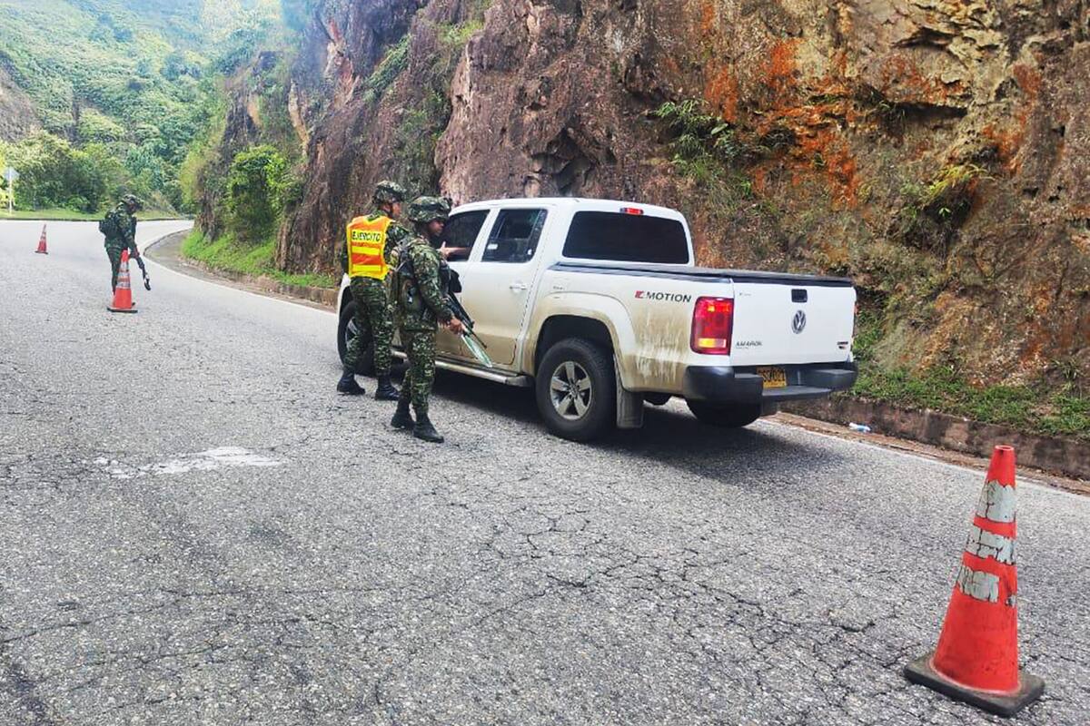 AME2365. OCAÑA (COLOMBIA), 18/01/2025.- Fotografía cedida por el Ejército Nacional de Colombia que muestra a soldados del Ejército realizando un control este sábado en la vía que une a Cúcuta con Ocaña (Colombia). Unas 60 personas han muerto en los enfrentamientos de esta semana entre la guerrilla del Ejército de Liberación Nacional (ELN) y una disidencia de las FARC en seis municipios de la región colombiana del Catatumbo, en el noreste del país, que deja además miles de desplazados, informó este sábado la Defensoría del Pueblo. EFE/ Ejército Nacional De Colombia / SOLO USO EDITORIAL/ SOLO DISPONIBLE PARA ILUSTRAR LA NOTICIA QUE ACOMPAÑA (CRÉDITO OBLIGATORIO)