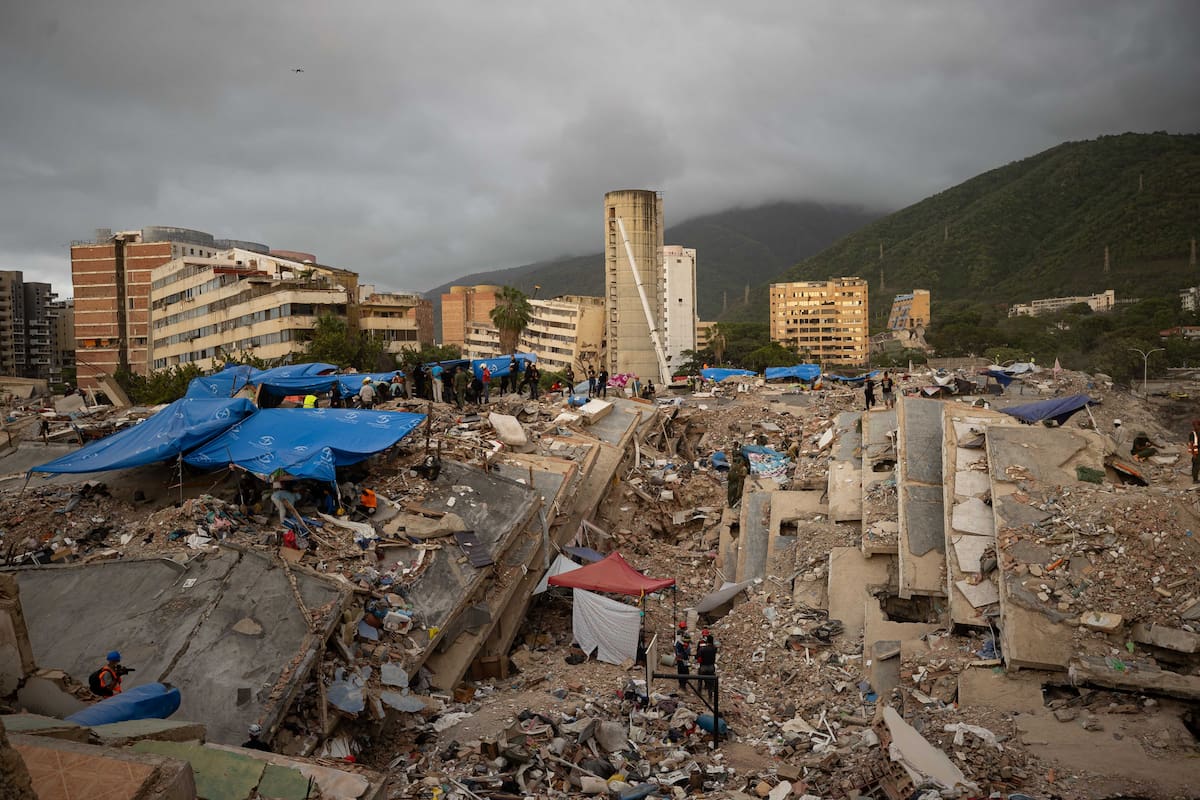 AME2410. LA GUAIRA (VENEZUELA), 24/07/2026.- Personas trabajan entre los escombros de edificios colapsados por los terremotos del pasado 24 de junio, este miércoles, en La Guaira (Venezuela). EFE/ Ronald Peña R