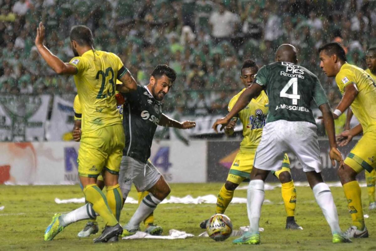 Cuando no encontró las respuestas futbolísticas, Atlético Bucaramanga apeló a la lucha y el amor propio para igualar las cargas con el Deportivo Cali. Al final, el empate 1-1 le permitió a los ‘Leopardos’ clasificar a las semifinales de la Liga Águila. (Foto: Cortesía El País de Cali / VANGUARDIA LIBERAL)