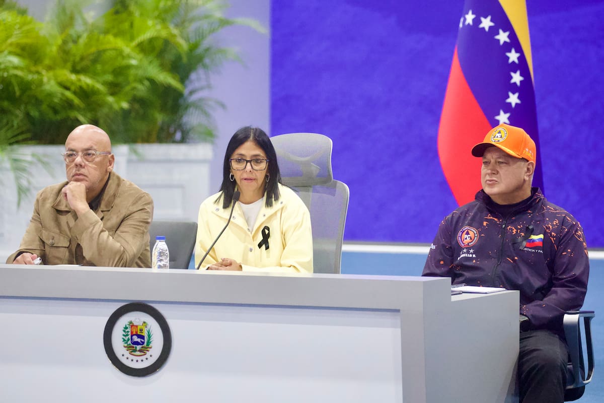La presidenta encargada de Venezuela, Delcy Rodríguez (c), habla junto al presidente de la Asamblea Nacional (AN), Jorge Rodríguez (i), y el ministro del Interior, Diosdado Cabello. //EFE - Iván Cárdenas.