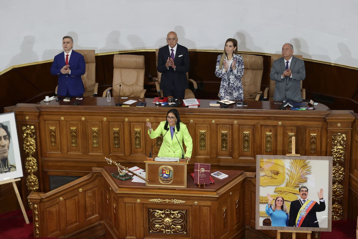 La presidenta encargada de Venezuela, Delcy Rodríguez (abajo), habla junto al exfiscal general de Venezuela, Tarek William Saab, nuevo Defensor del Pueblo, el presidente de la Asamblea Nacional, Jorge Rodríguez (2-i), la presidenta del Tribunal Supremo de Justicia, Caryslia Beatriz Rodríguez Rodríguez (2-d) y el presidente del consejo nacional electoral, Elvis Amoroso. EFE/ Ronald Peña R.