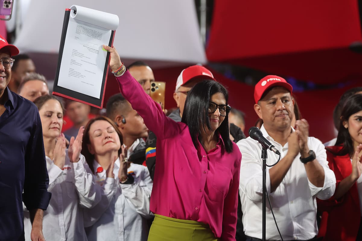 La presidenta encargada de Venezuela, Delcy Rodríguez (c) firmó la reforma de la Ley Orgánica de Hidrocarburos, luego de que el texto aprobado durante la jornada le fuera entregado por su hermano y presidente del Parlamento, Jorge Rodríguez, en medio de una marcha de los trabajadores del sector petrolero del país. EFE/ Miguel Gutiérrez