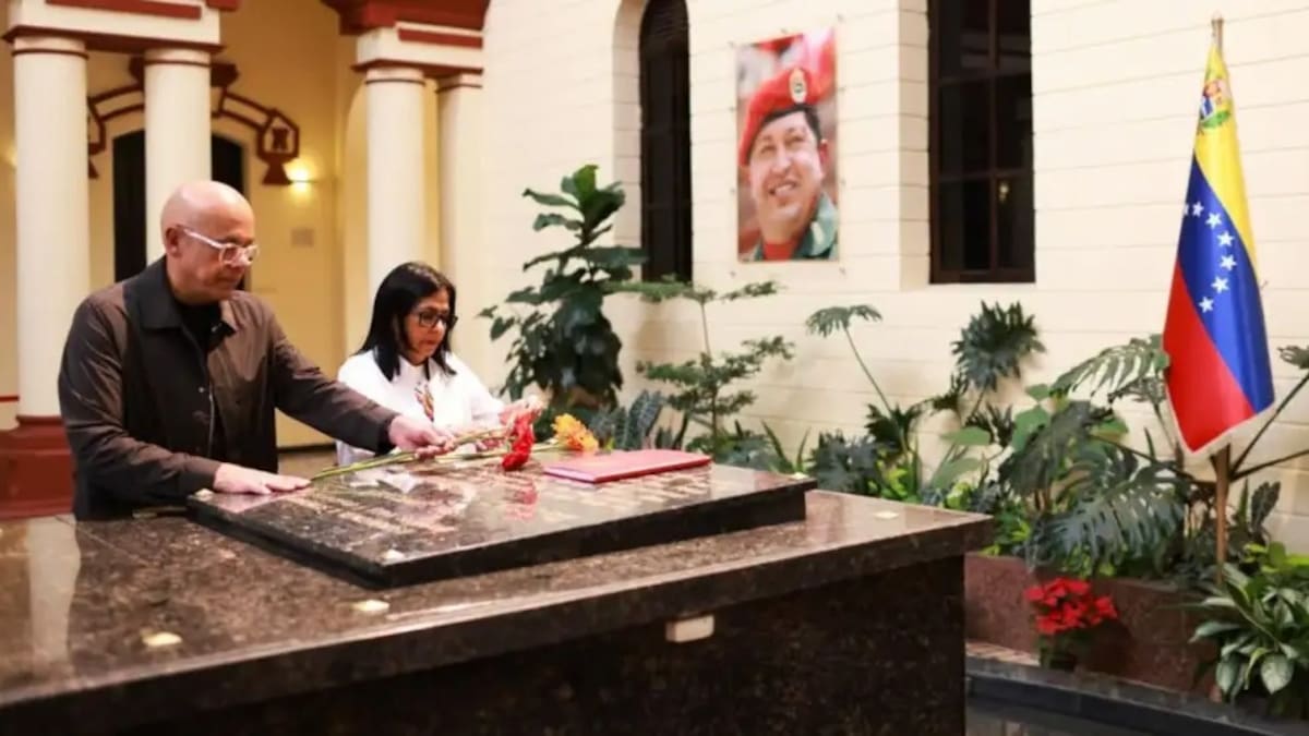 Delcy Rodríguez en la tumba de Chávez