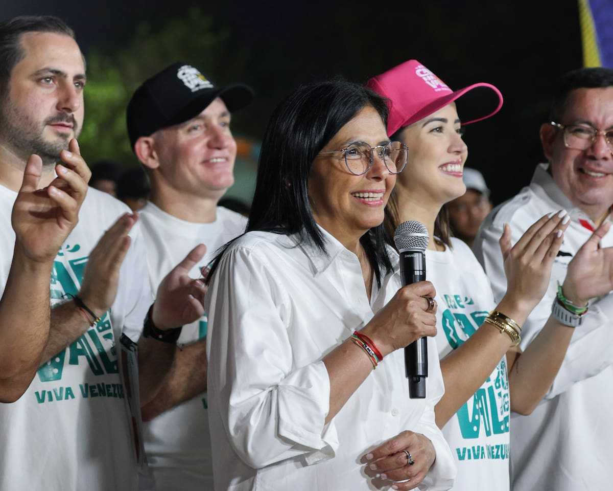 Fotografía cedida por Palacio de Miraflores que muestra a la presidenta encargada de Venezuela, Delcy Rodríguez (c) hablando en un acto de gobierno este viernes, en La Guaira (Venezuela). Rodríguez manifestó que espera que el carnaval venezolano, que empieza este sábado y termina el martes, muestre al mundo que "nada" derrota al país suramericano. EFE/ Daniela Millan/ Palacio de Miraflores /SOLO USO EDITORIAL/ NO VENTAS/ SOLO DISPONIBLE PARA ILUSTRAR LA NOTICIA QUE ACOMPAÑA (CRÉDITO OBLIGATORIO)